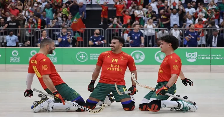 Seleção de Portugal celebra a conquista do 22.º título europeu de hóquei em patins após vitória sobre a França em 2025.