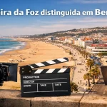 Vista panorâmica da praia e marginal da Figueira da Foz com elementos de filmagem, destacando a cidade portuguesa distinguida em Berlim como melhor local europeu para rodar filmes e séries.