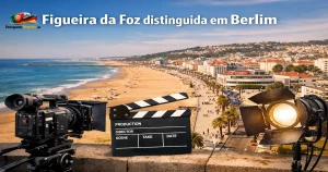 Vista panorâmica da praia e marginal da Figueira da Foz com elementos de filmagem, destacando a cidade portuguesa distinguida em Berlim como melhor local europeu para rodar filmes e séries.