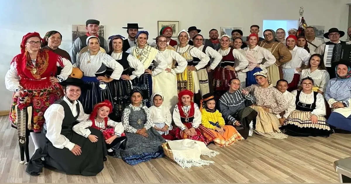 Rancho Folclore Portugal de Hagen em trajes tradicionais portugueses a dançar