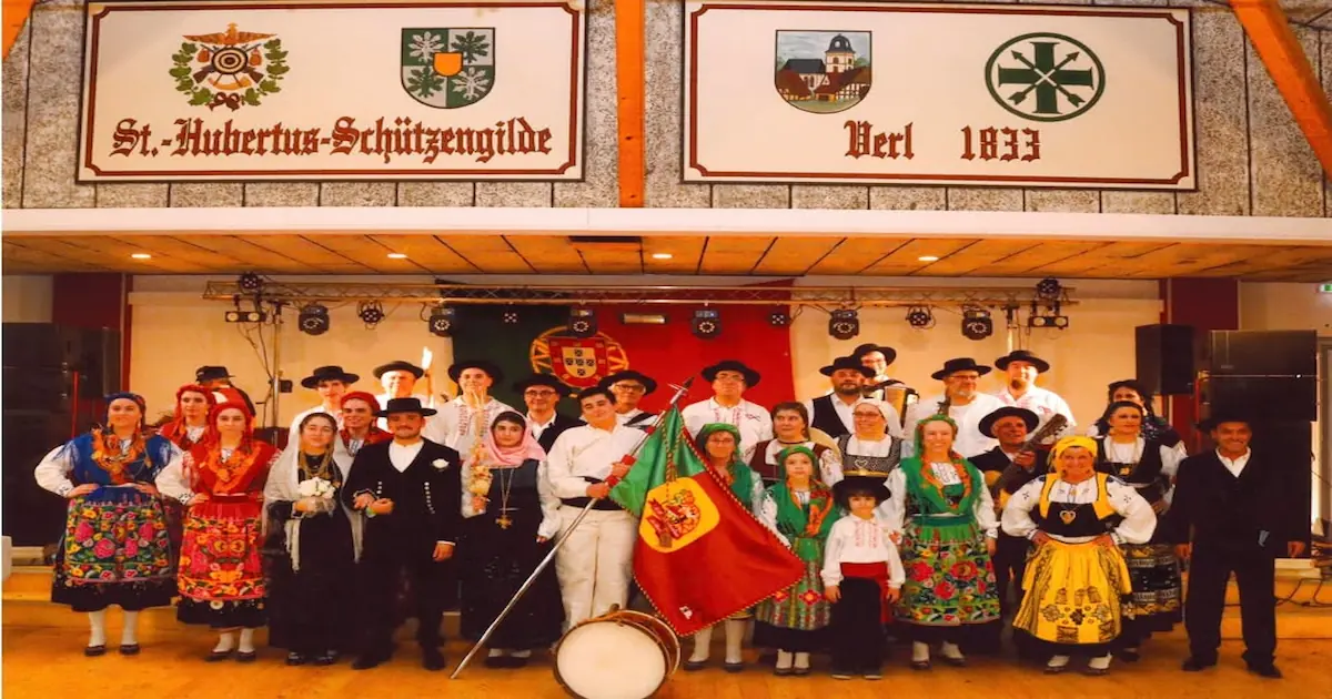 Grupo Folclórico Impulso de Berlim com trajes tradicionais portugueses em atuação na Alemanha