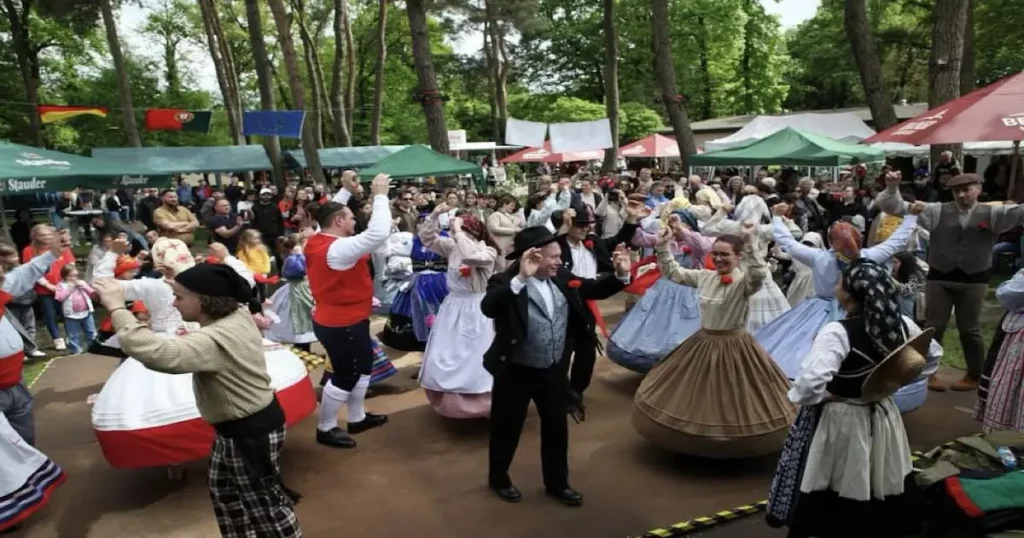 Membros do Rancho Folclórico Quinas de Portugal em trajes tradicionais a dançar em Düsseldorf